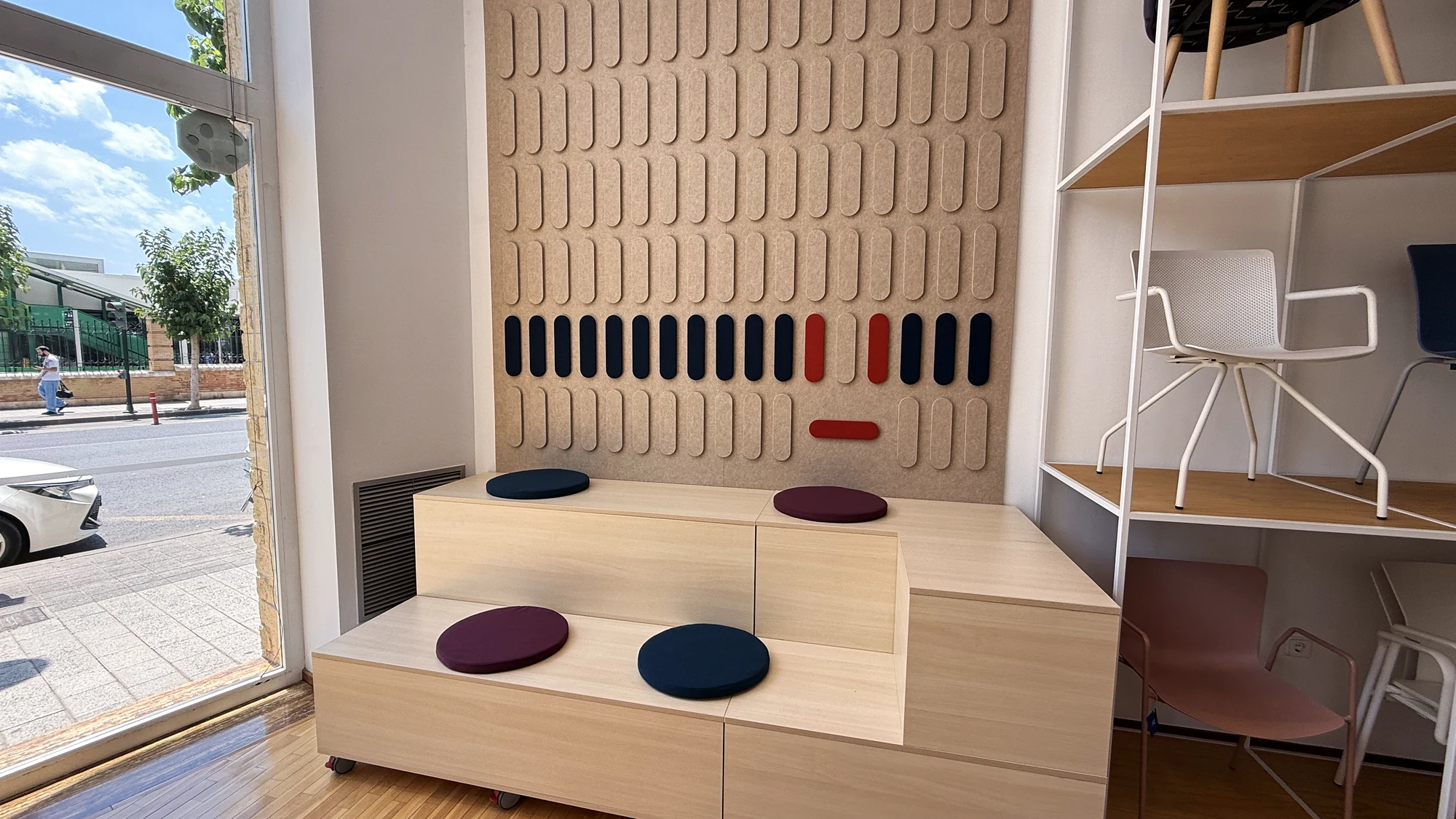 Panel de PET reciclado con perforaciones y muestras de color