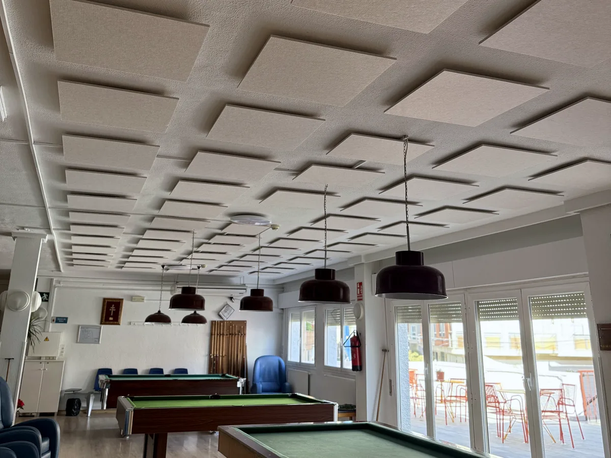 Sala de billar con techo acústico de placas acústicas