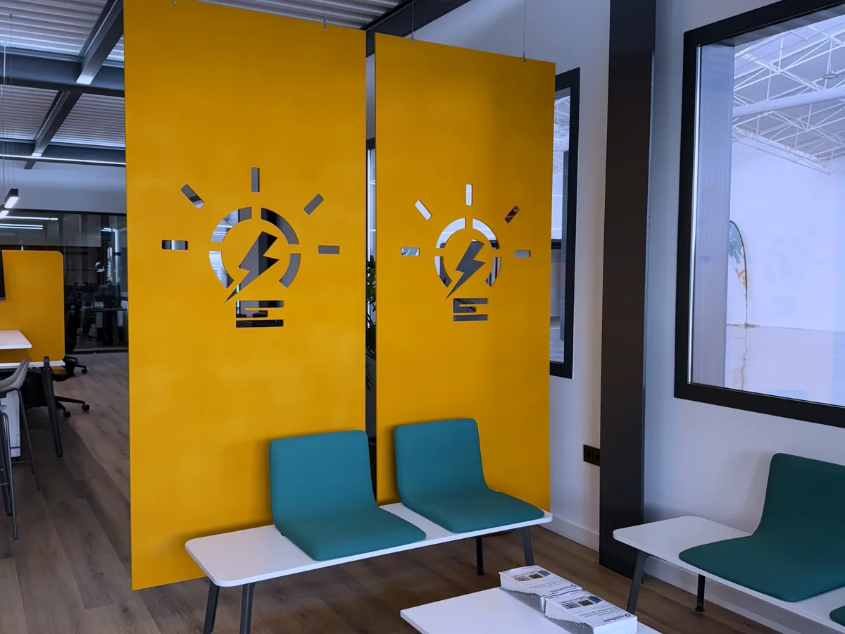 Separadores amarillos con logotipo impreso en una sala de espera