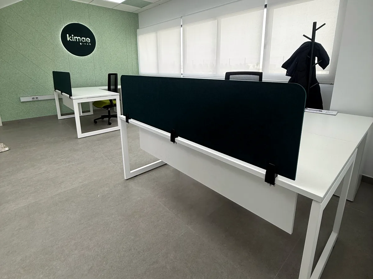 Separador acústico de mesa negros en una oficina