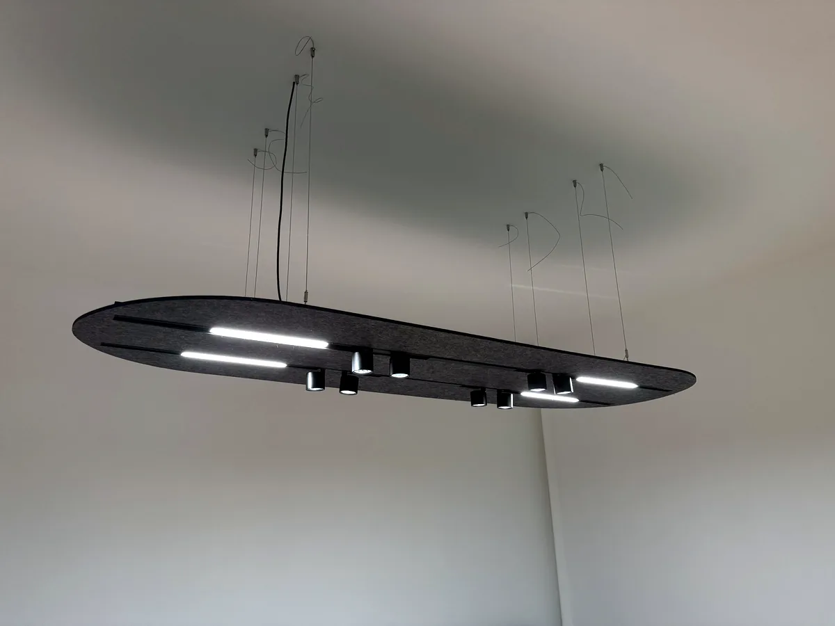 Lámpara acústica ovalada suspendida con luz lineal integrada