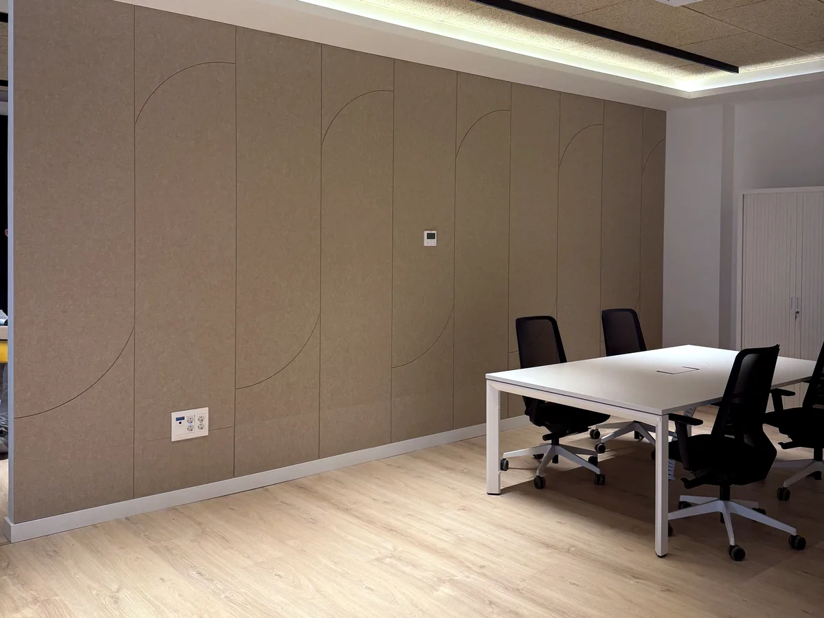 Sala de reuniones con revestimiento de Panel liso en la pared