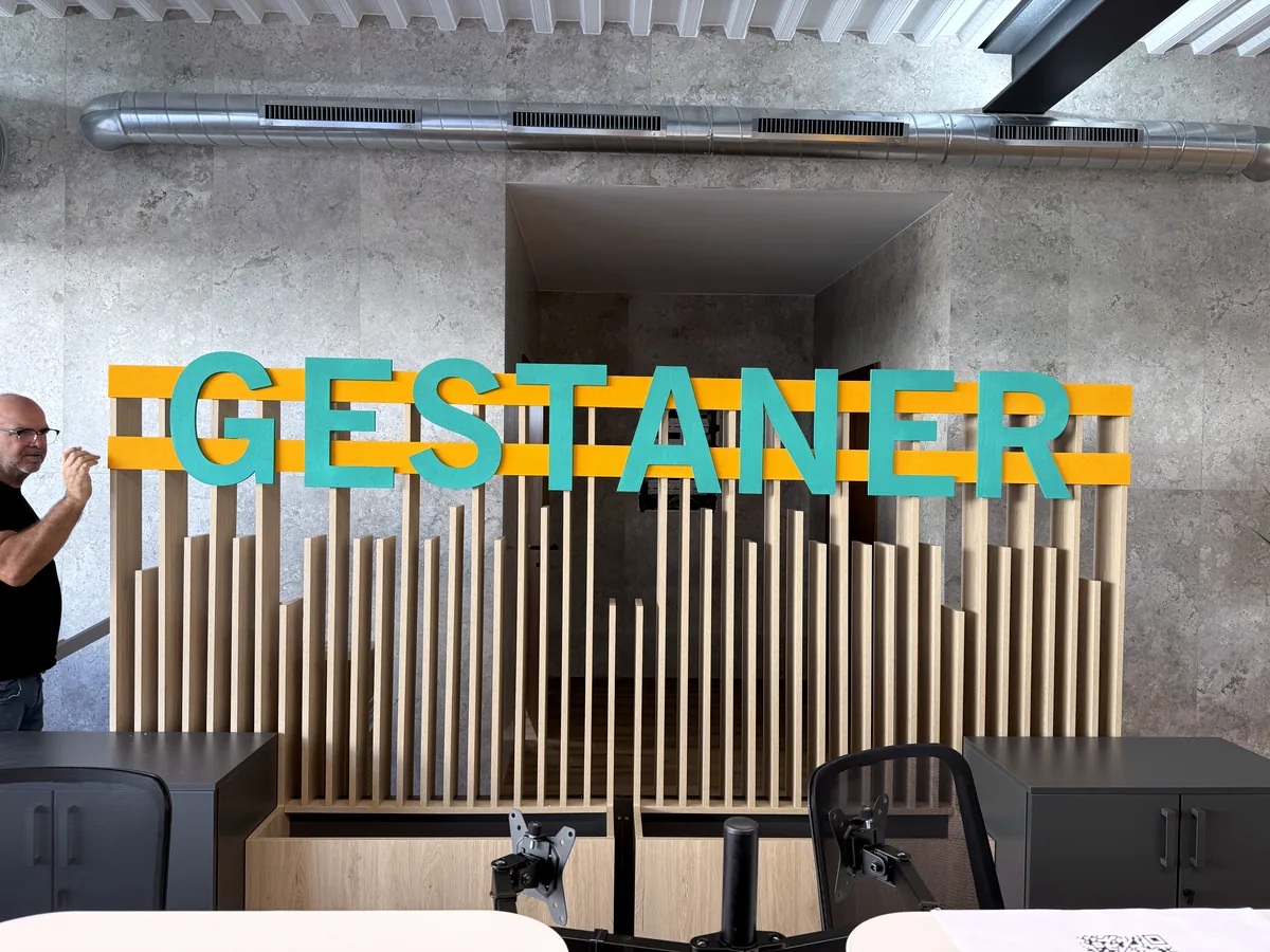 Rótulo de cliente sobre un revestimiento de listones de madera