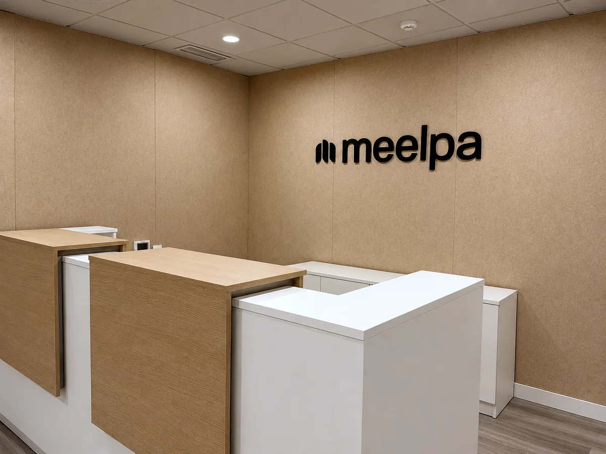 Recepción con revestimiento acústico VIVA y logotipo corpóreo