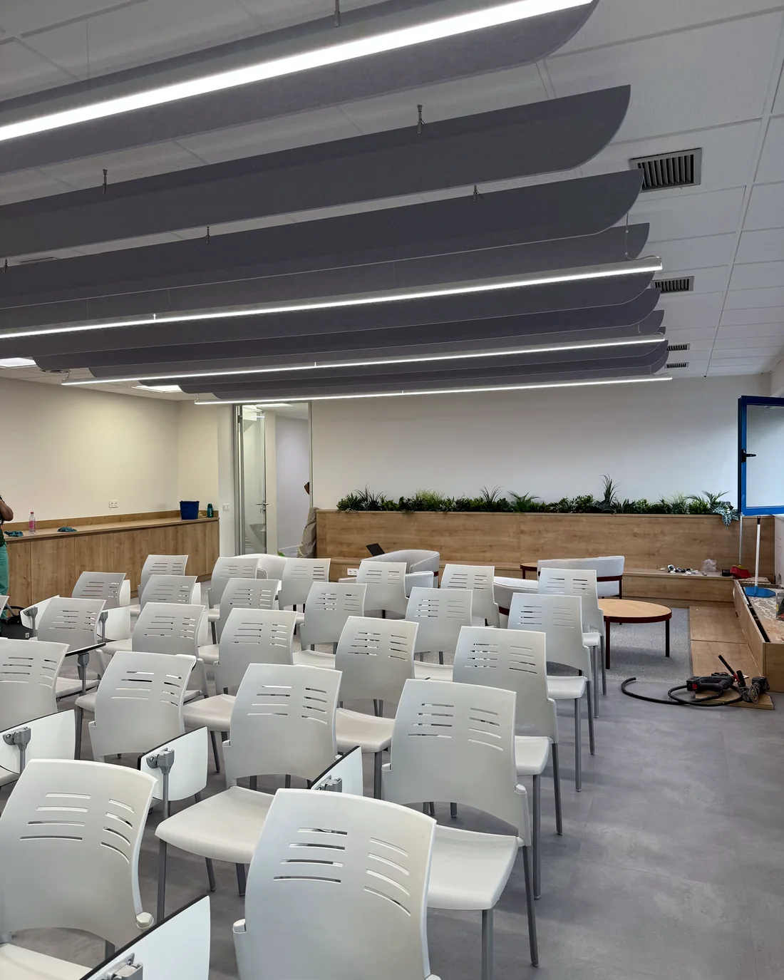 Sala de formación con baffles acústicos suspendidos