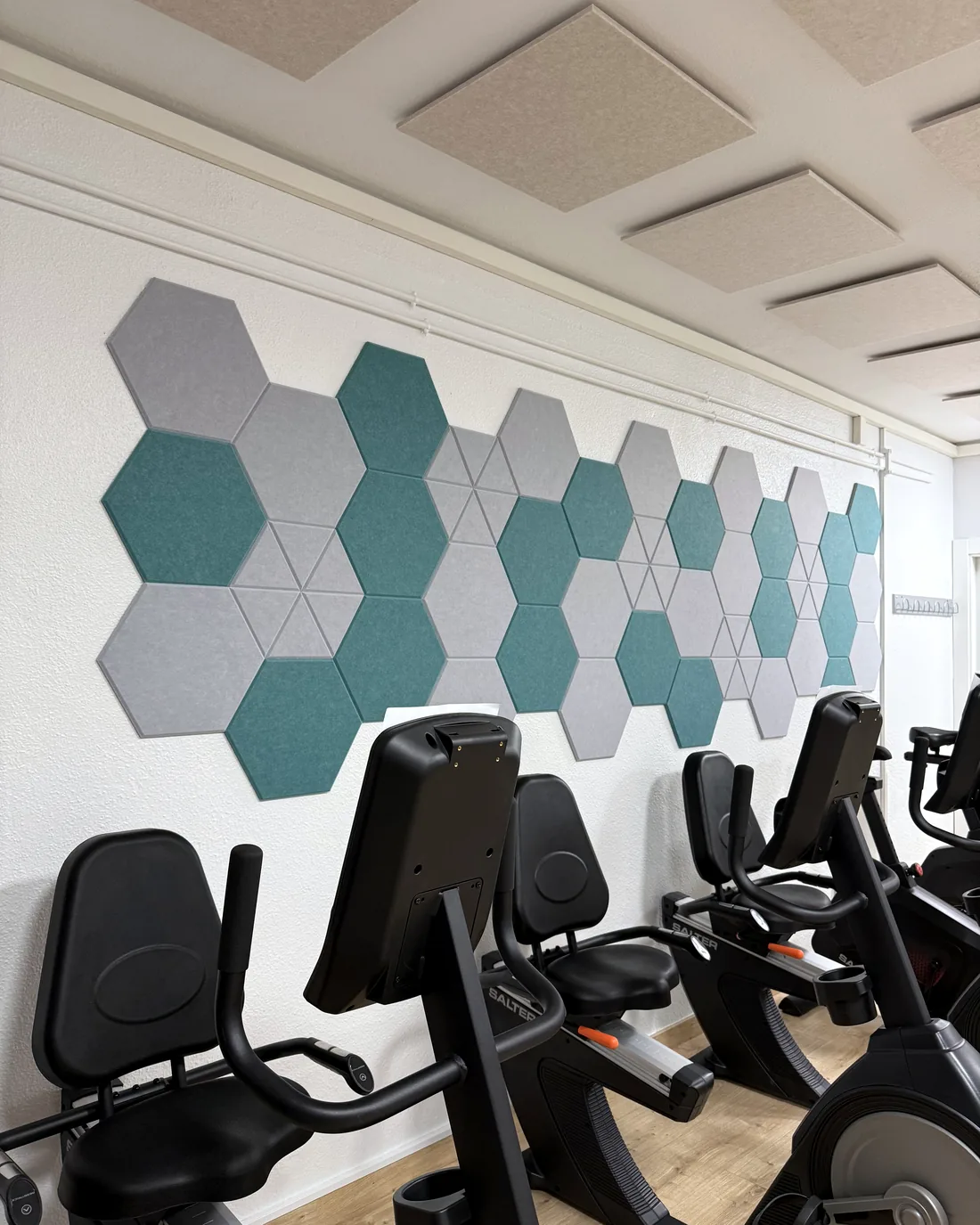 Gimnasio con paneles acústicos hexagonales en la pared