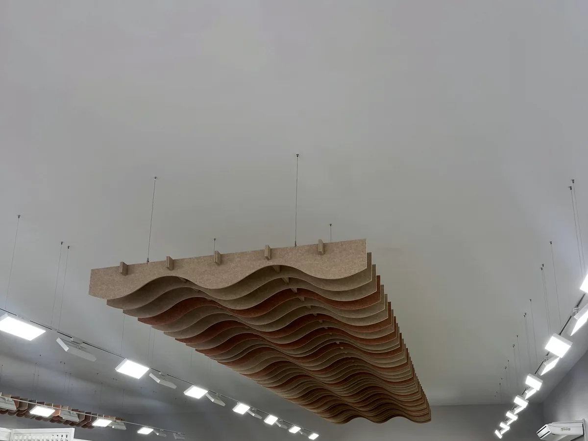 Baffle perfilado en ondas acústicas suspendido del techo