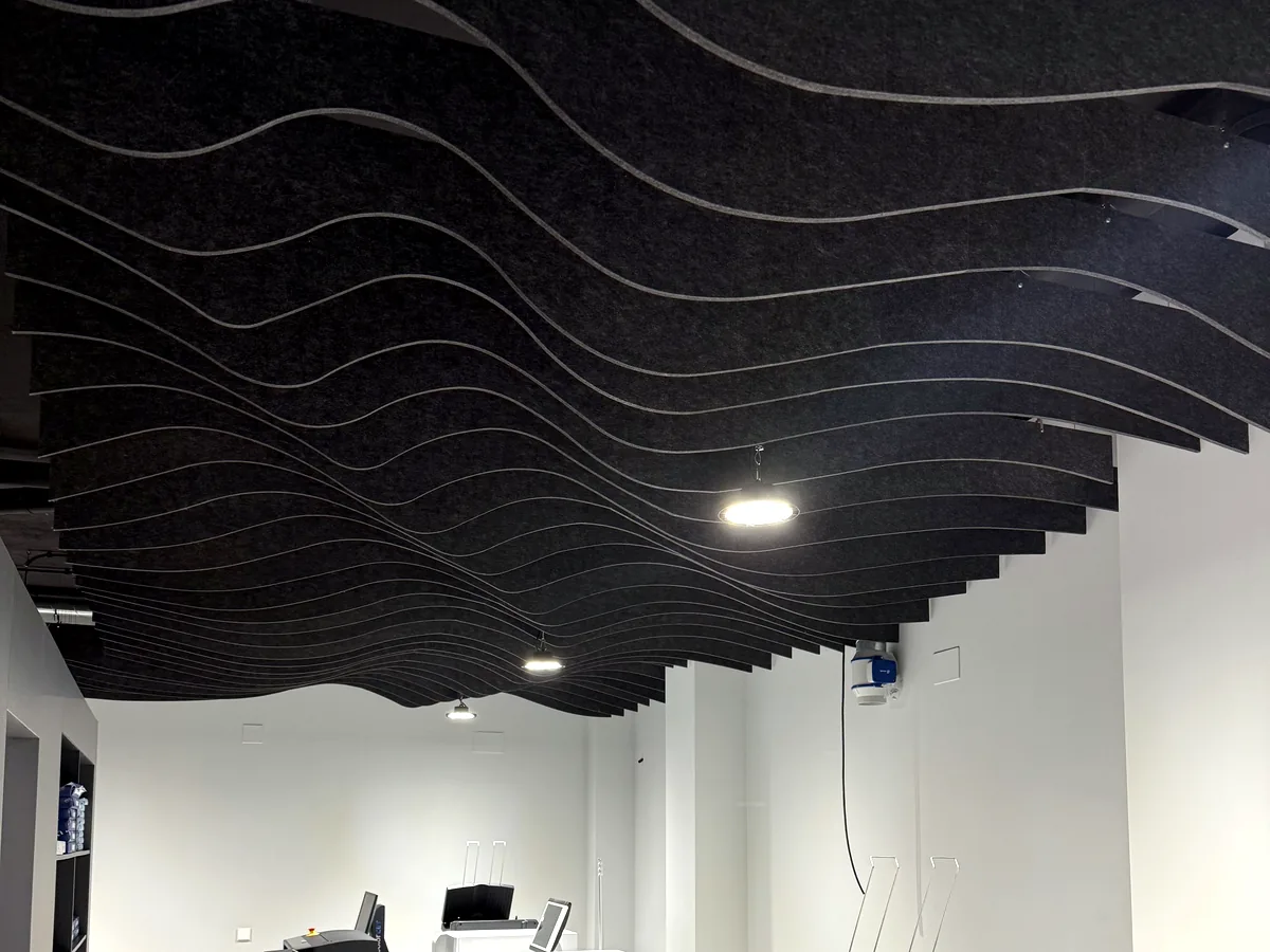 Baffles negros perfilados en ondas