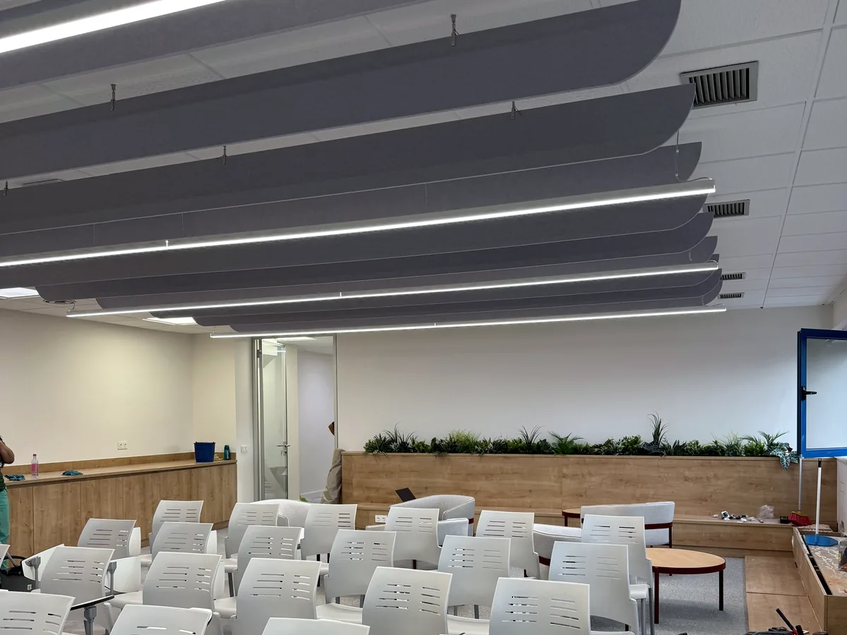 Baffles acústicos suspendidos sobre una sala de formación